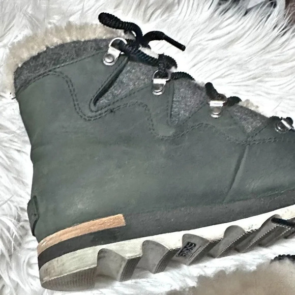 SOREL | Sneakchic Alpine Holiday Boot Black/Dark Stone Shearling | Size 8 - Picture 6 of 8